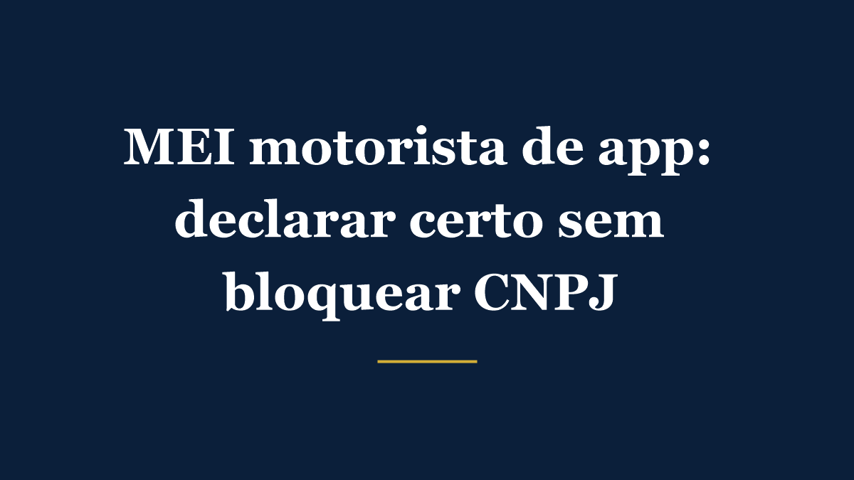 Motorista de aplicativo MEI dirigindo com celular no suporte, ilustrando como declarar ganhos de corridas e entregas corretamente sem ter o CNPJ bloqueado pela Receita Federal