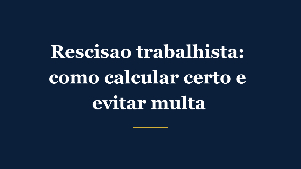 Cálculo de rescisão trabalhista com documentos e calculadora em uma mesa de escritório